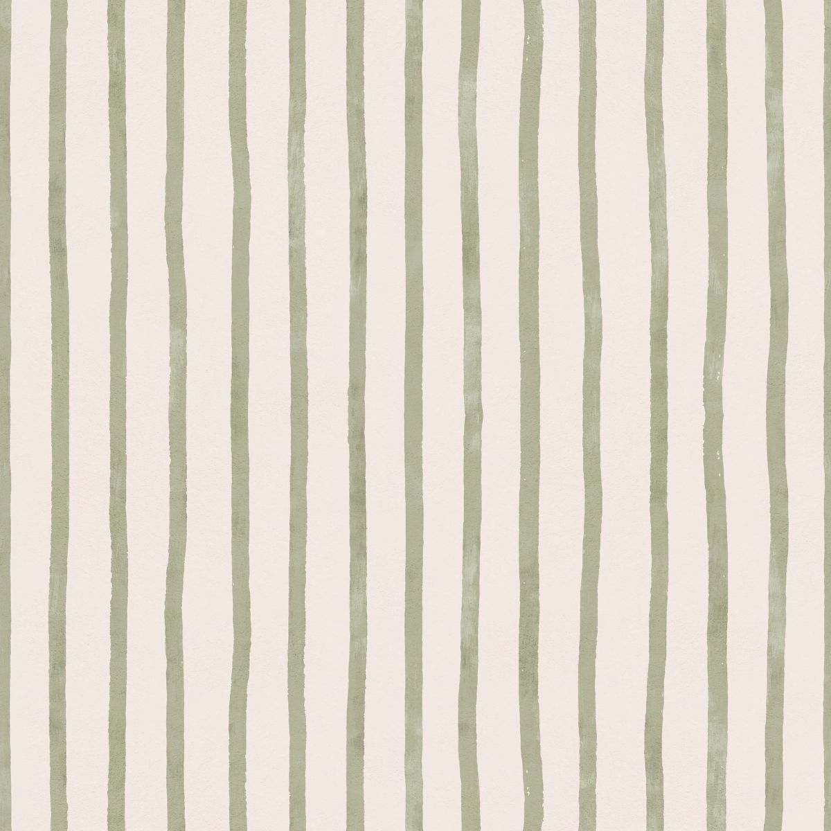 Atelier Stripe Sketch Meadow vliesbehang van Summer Gray – artistiek streeppatroon in frisse groene en salie tinten
