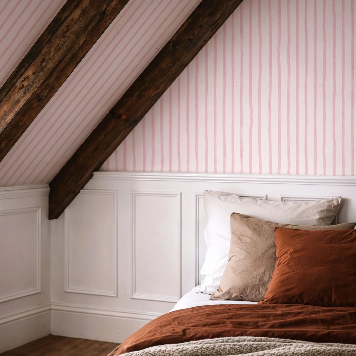 Atelier Stripe Sketch Pink behang van Summer Gray op een muur – handgetekend streepdesign in Pink-tinten