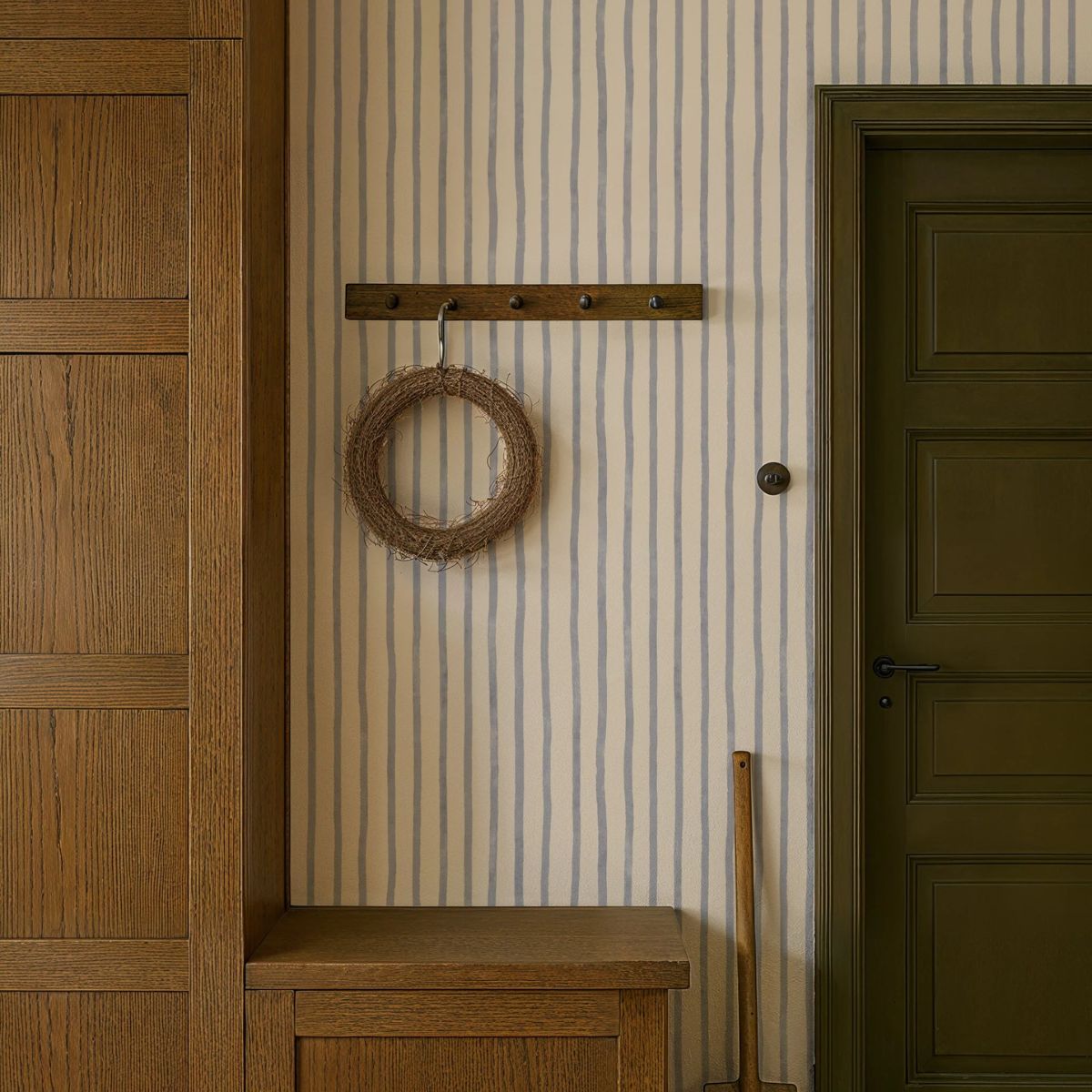 Interieur met Atelier Stripe Sketch Sky behang van Summer Gray – fris en luchtig design door Lily Odette