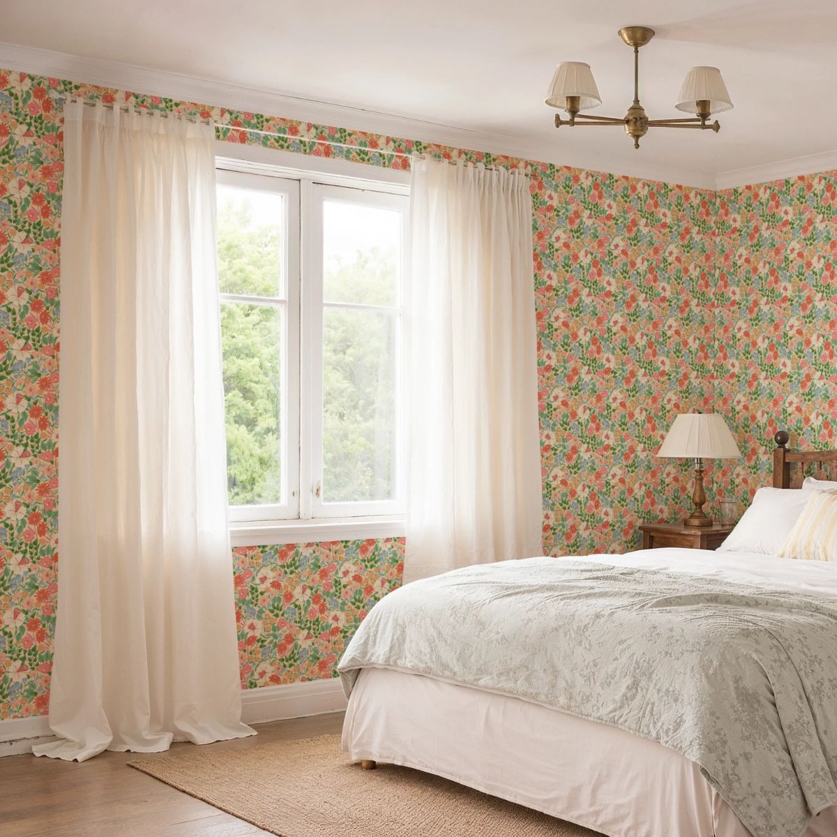 Sfeerbeeld Bloom Sunblush behang Summer Gray – handgetekend bloemenpatroon in blush voor slaapkamer of hal