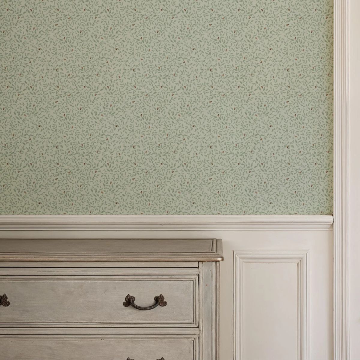 Interieur met Ladybirds Sage behang van Summer Gray – speels en natuurlijk design door Lily Odette