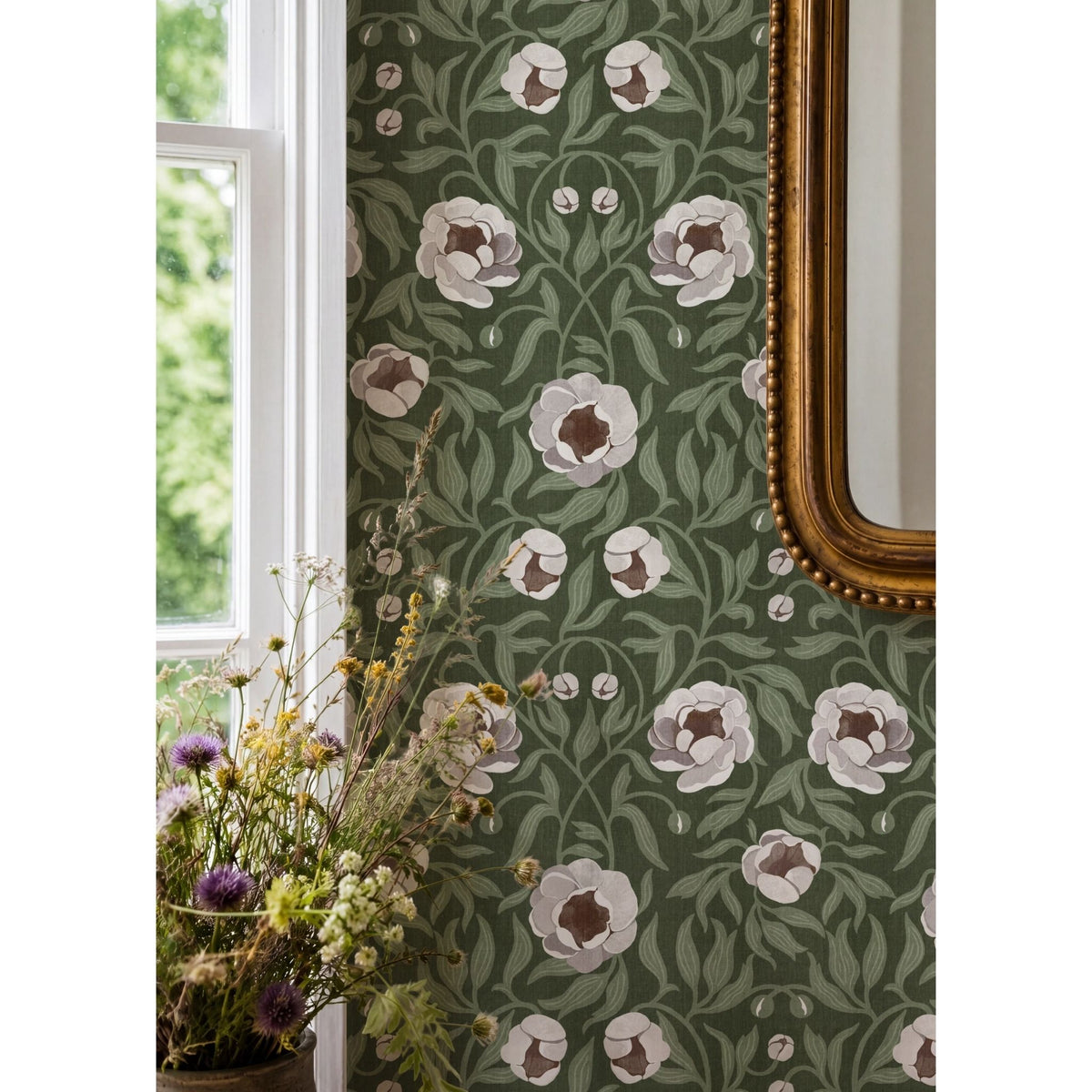 Peony Dark Green & Cream behang van Summer Gray met bloemenpatroon toegepast in een landelijk interieur met romantische stijl