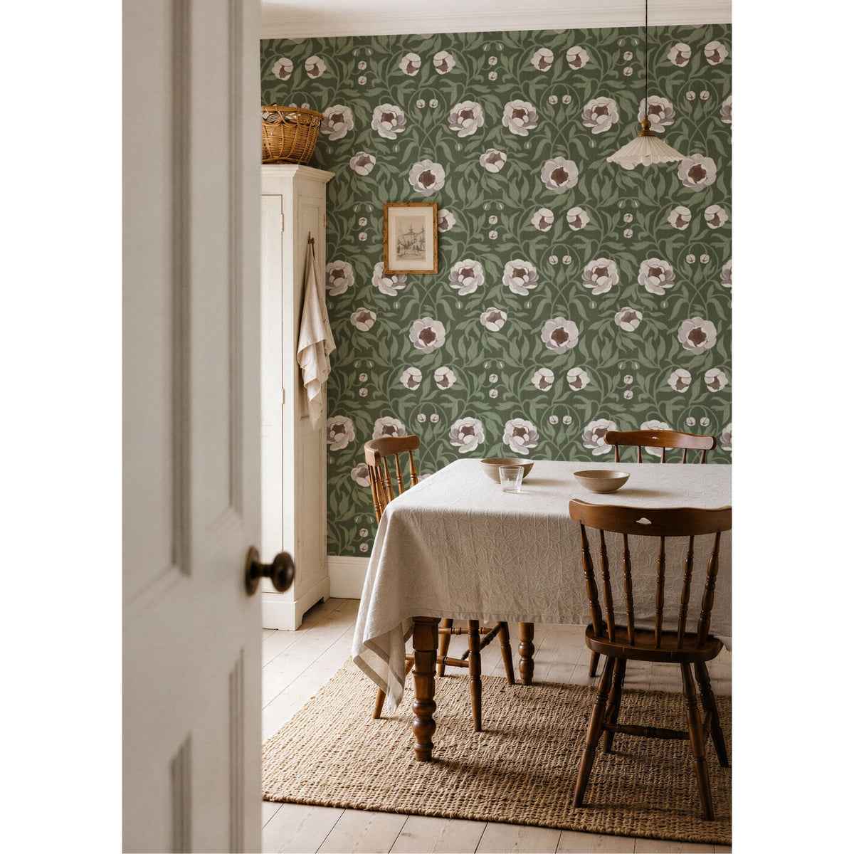 Interieur met Peony Dark Green & Cream bloemenbehang van Summer Gray in landelijke romantische stijl