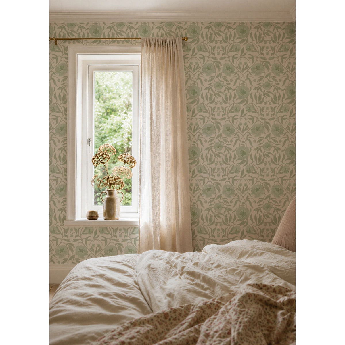 Peony White & Green bloemenbehang van Summer Gray in een slaapkamer met een licht gordijn en gebloemd beddengoed