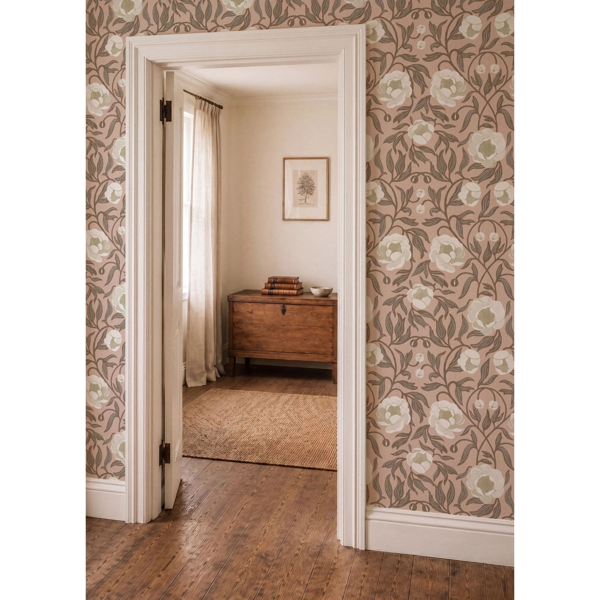 Peony Pink & Brown bloemenbehang van Summer Gray rondom een witte deuropening met zicht op een houten kast