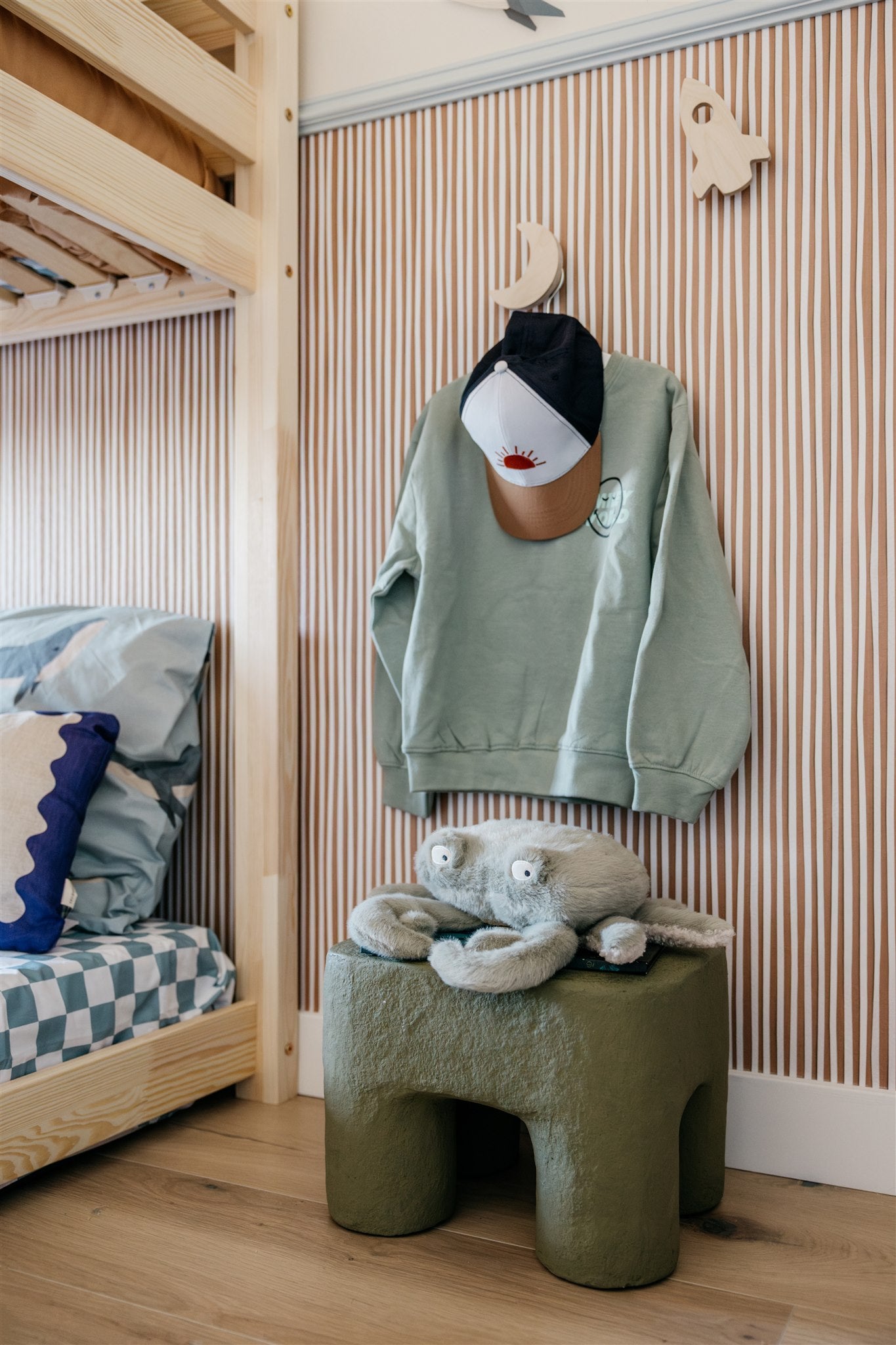 Strepen behang karamel - Studio Ditte