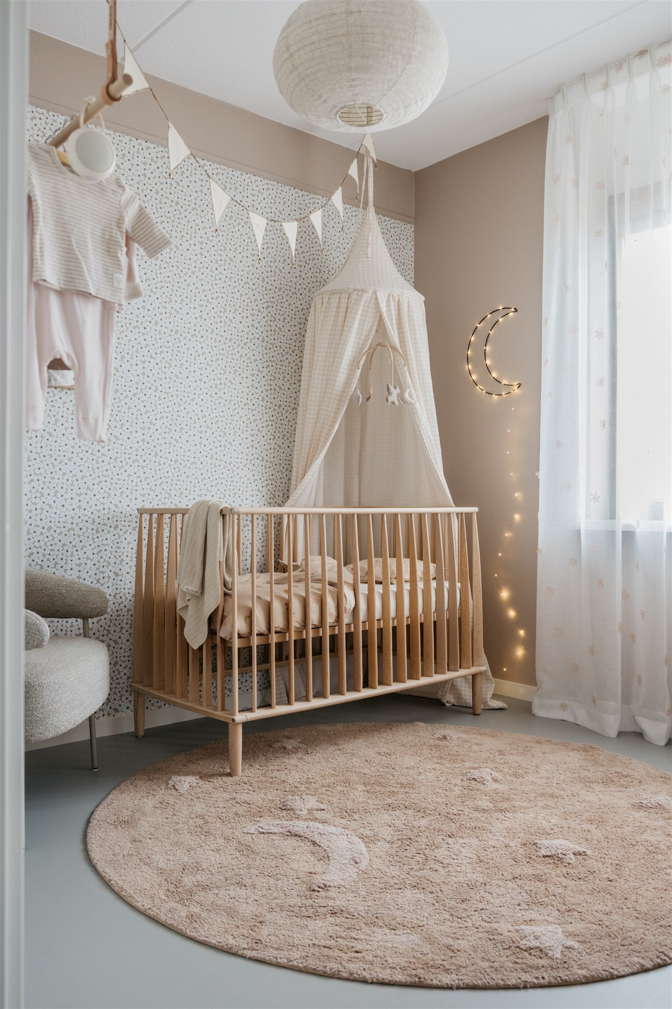 Verfkleur oud roze in babykamer meisje