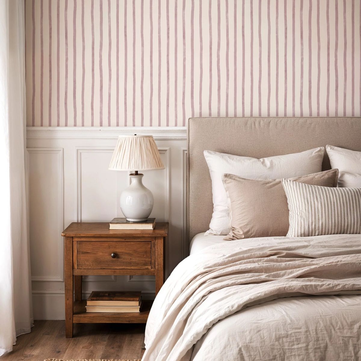 Interieur met Atelier Stripe Sketch Amethyst behang van Summer Gray – gedurfd en artistiek design door Lily Odette