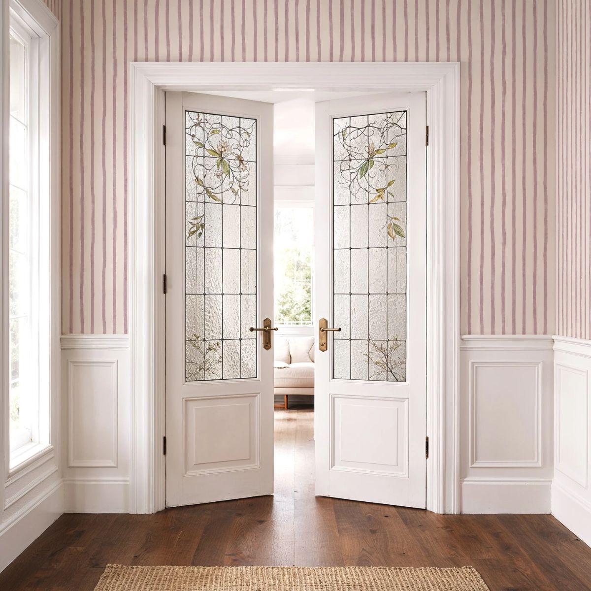 Atelier Stripe Sketch Amethyst behang van Summer Gray op een muur – handgetekend streepdesign in amethist
