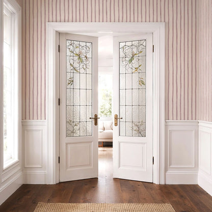 Atelier Stripe Sketch Amethyst behang van Summer Gray op een muur – handgetekend streepdesign in amethist