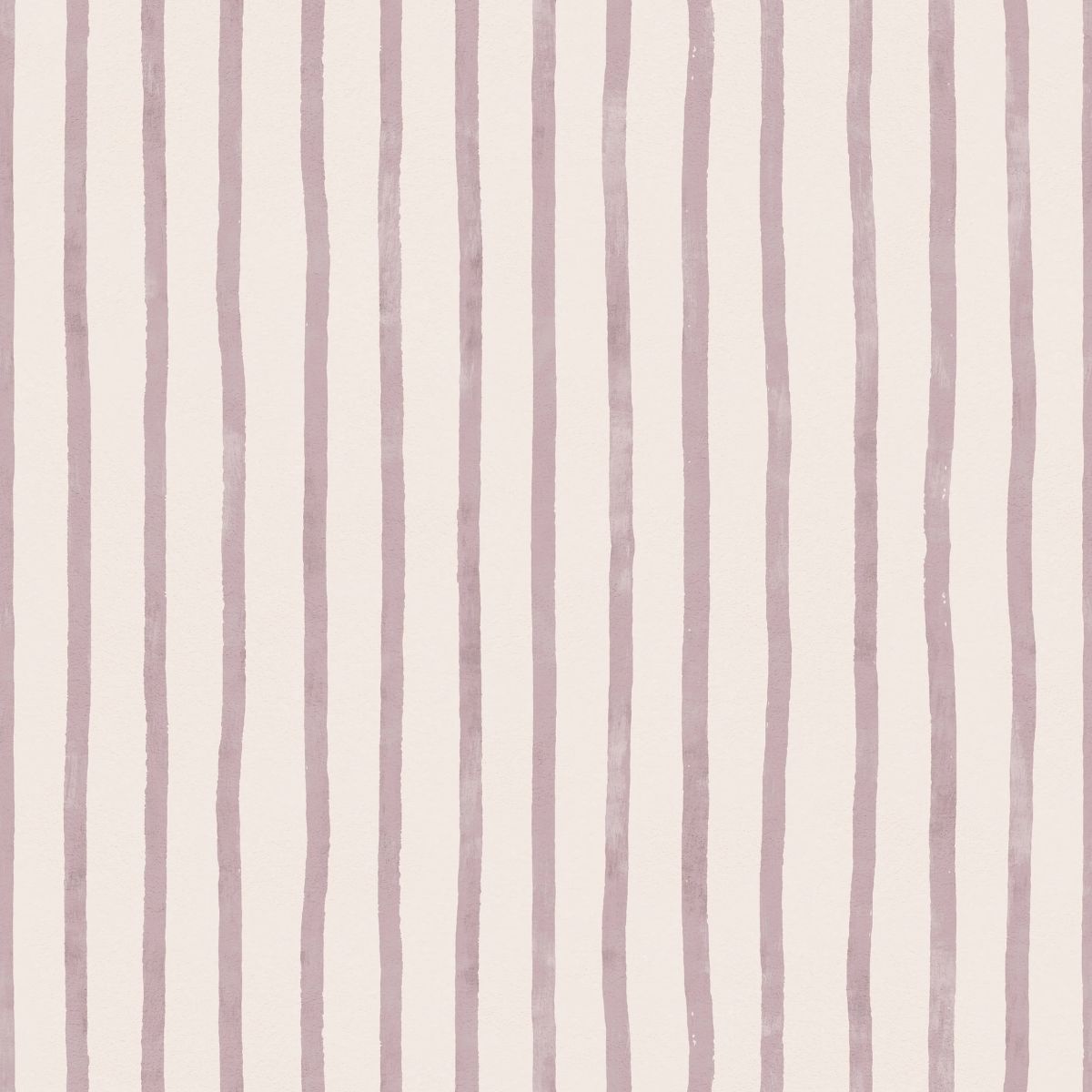 Atelier Stripe Sketch Amethyst vliesbehang van Summer Gray – artistiek streeppatroon in rijke paarse en lavendel tinten