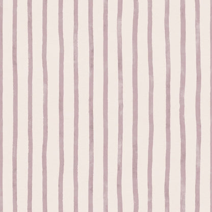 Atelier Stripe Sketch Amethyst vliesbehang van Summer Gray – artistiek streeppatroon in rijke paarse en lavendel tinten
