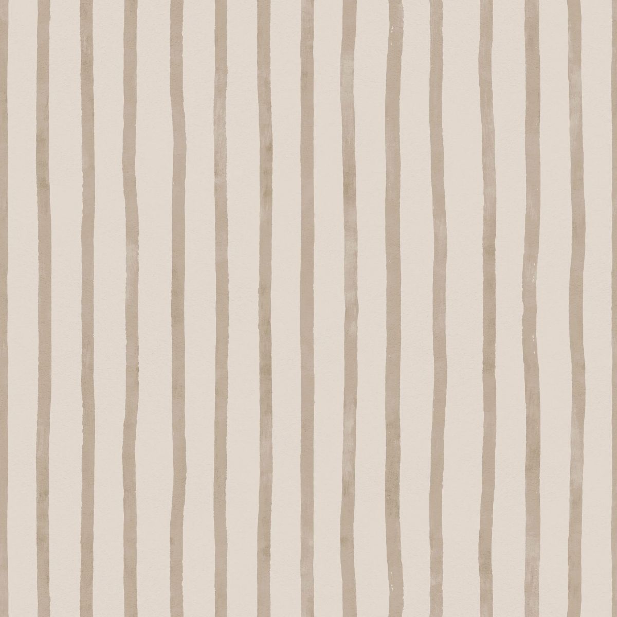 Atelier Stripe Sketch Clay vliesbehang van Summer Gray – artistiek streeppatroon in warme terracotta en zalm tinten