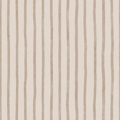 Atelier Stripe Sketch Clay vliesbehang van Summer Gray – artistiek streeppatroon in warme terracotta en zalm tinten