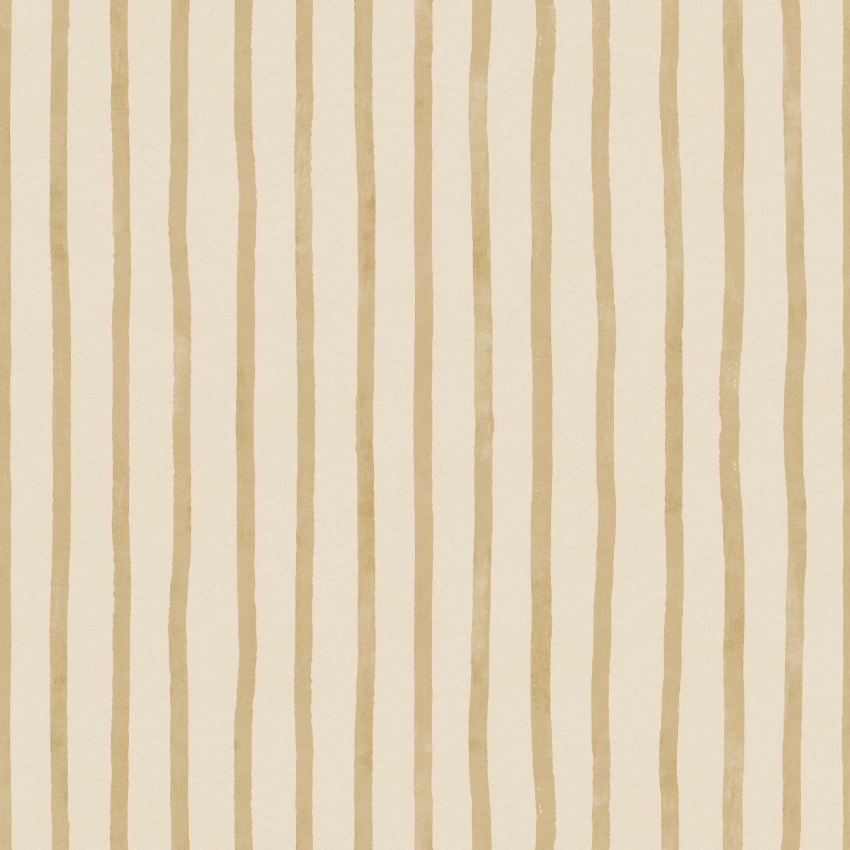 Atelier Stripe Sketch Gold vliesbehang van Summer Gray – artistiek streeppatroon in warme gouden tinten