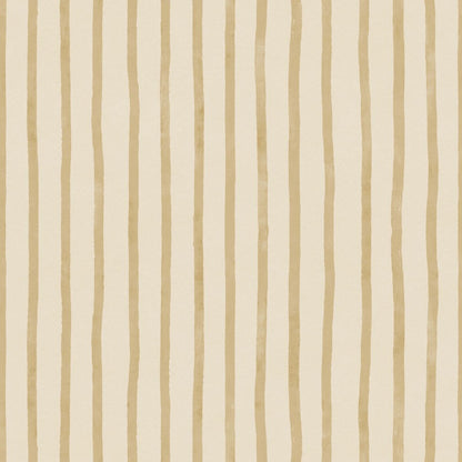 Atelier Stripe Sketch Gold vliesbehang van Summer Gray – artistiek streeppatroon in warme gouden tinten