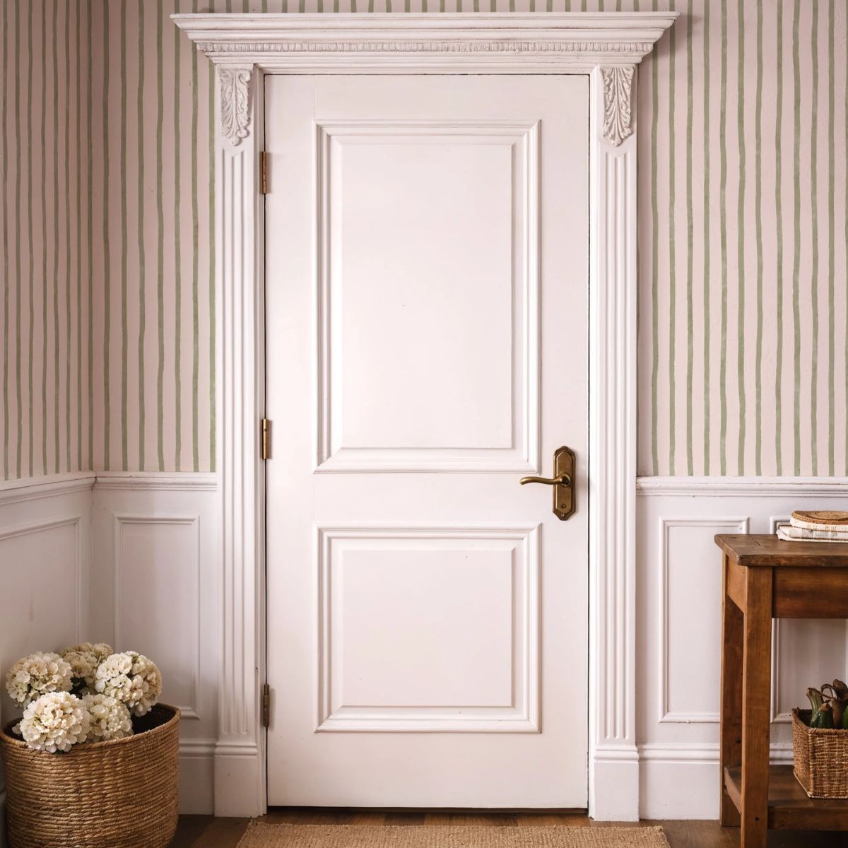 Atelier Stripe Sketch Meadow behang van Summer Gray op een muur – handgetekend streepdesign in Meadow-tinten