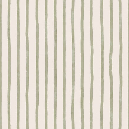 Atelier Stripe Sketch Meadow vliesbehang van Summer Gray – artistiek streeppatroon in frisse groene en salie tinten