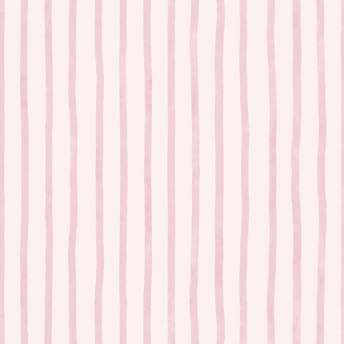 Atelier Stripe Sketch Pink vliesbehang van Summer Gray – artistiek streeppatroon in zachte blush roze en crème tinten