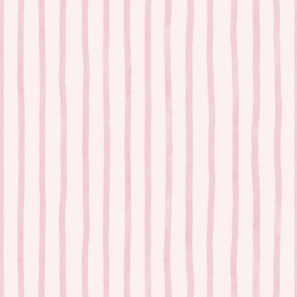 Atelier Stripe Sketch Pink vliesbehang van Summer Gray – artistiek streeppatroon in zachte blush roze en crème tinten
