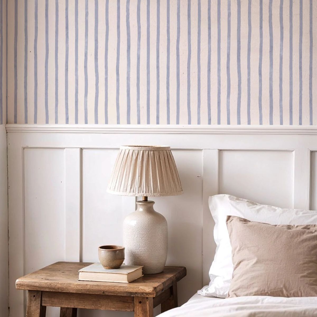 Atelier Stripe Sketch Sky behang van Summer Gray op een muur – handgetekend streepdesign in Sky-tinten