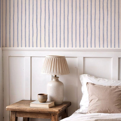 Atelier Stripe Sketch Sky behang van Summer Gray op een muur – handgetekend streepdesign in Sky-tinten