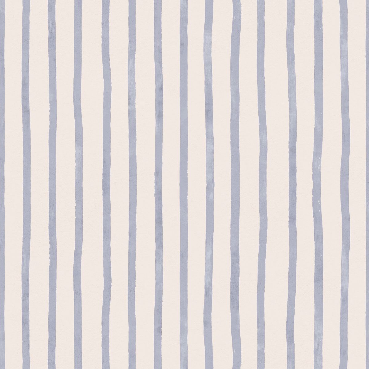 Atelier Stripe Sketch Sky vliesbehang van Summer Gray – artistiek streeppatroon in zachte blauwe en crème tinten