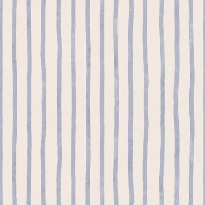 Atelier Stripe Sketch Sky vliesbehang van Summer Gray – artistiek streeppatroon in zachte blauwe en crème tinten
