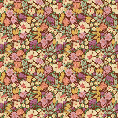 Bloom Dusk vliesbehang van Summer Gray – romantisch wildbloempatroon in warme roze en mauve tinten