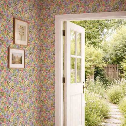 Interieur met Bloom Meadow bloemenbehang van Summer Gray – natuurlijk en fris design door Lily Odette