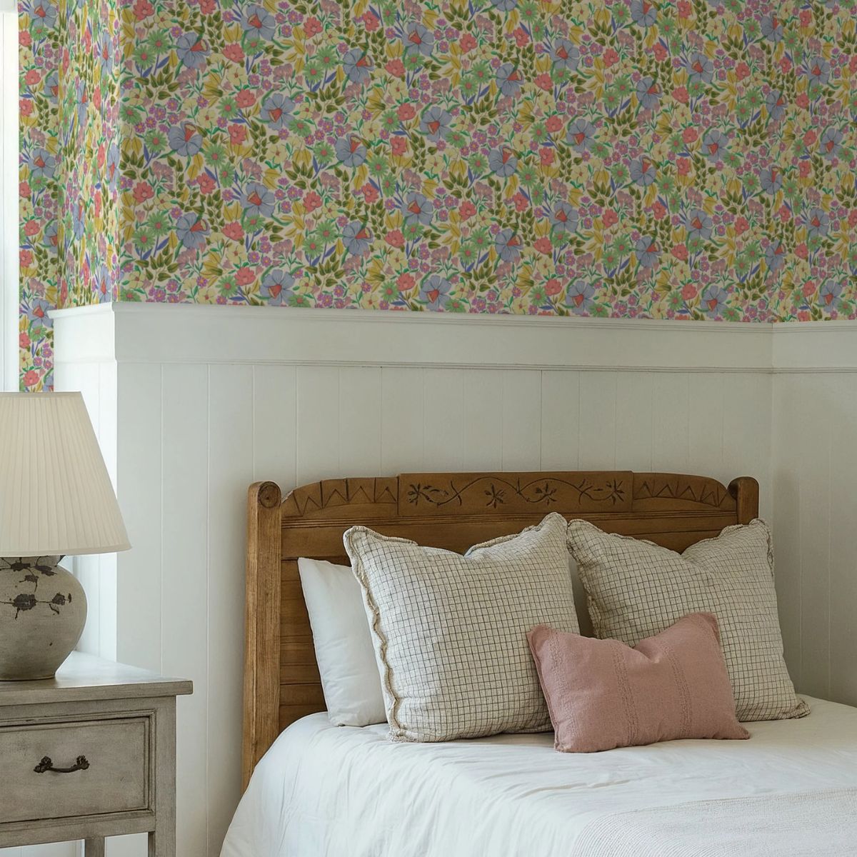 Bloom Meadow behang van Summer Gray op een muur – botanisch bloemenmotief in frisse Meadow-tinten