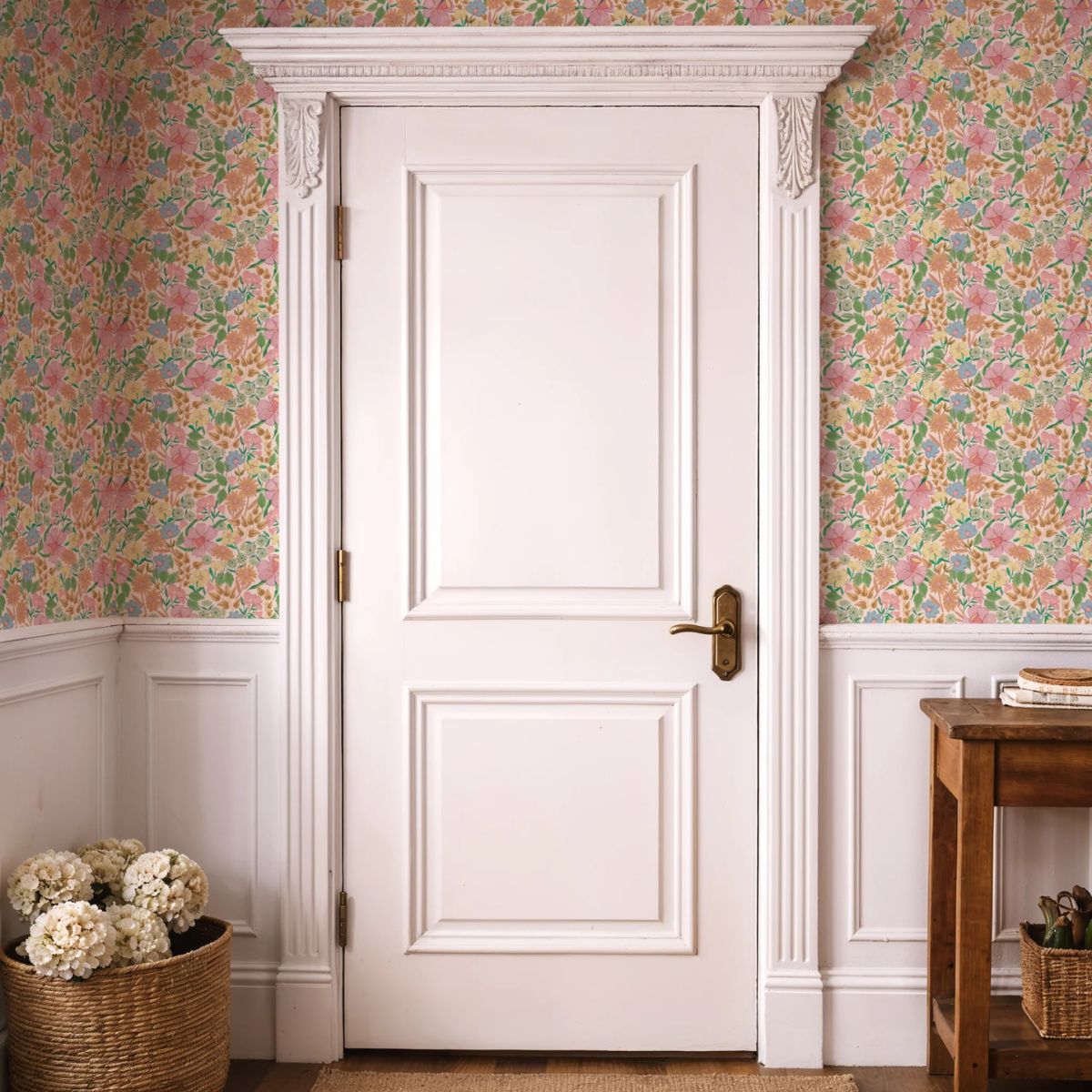 Interieur met Bloom Rose bloemenbehang van Summer Gray – weelderig en romantisch design door Lily Odette