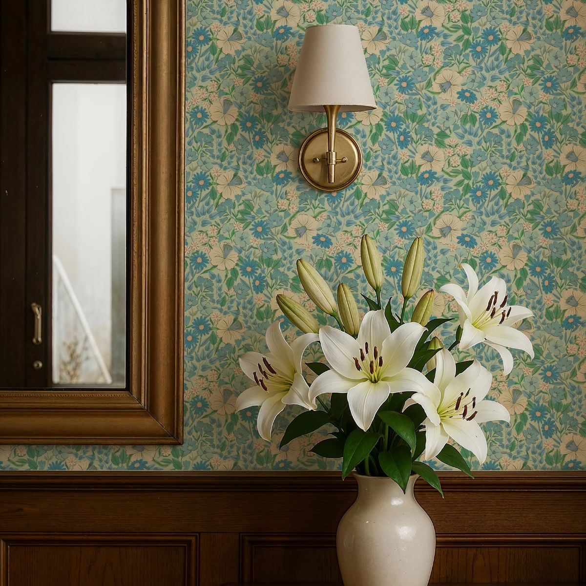 Interieur met Bloom Sky bloemenbehang van Summer Gray – luchtig en artistiek design door Lily Odette