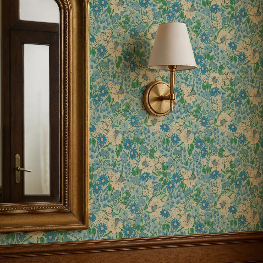 Bloom Sky behang van Summer Gray op een muur – botanisch bloemenmotief in lichte Sky-tinten