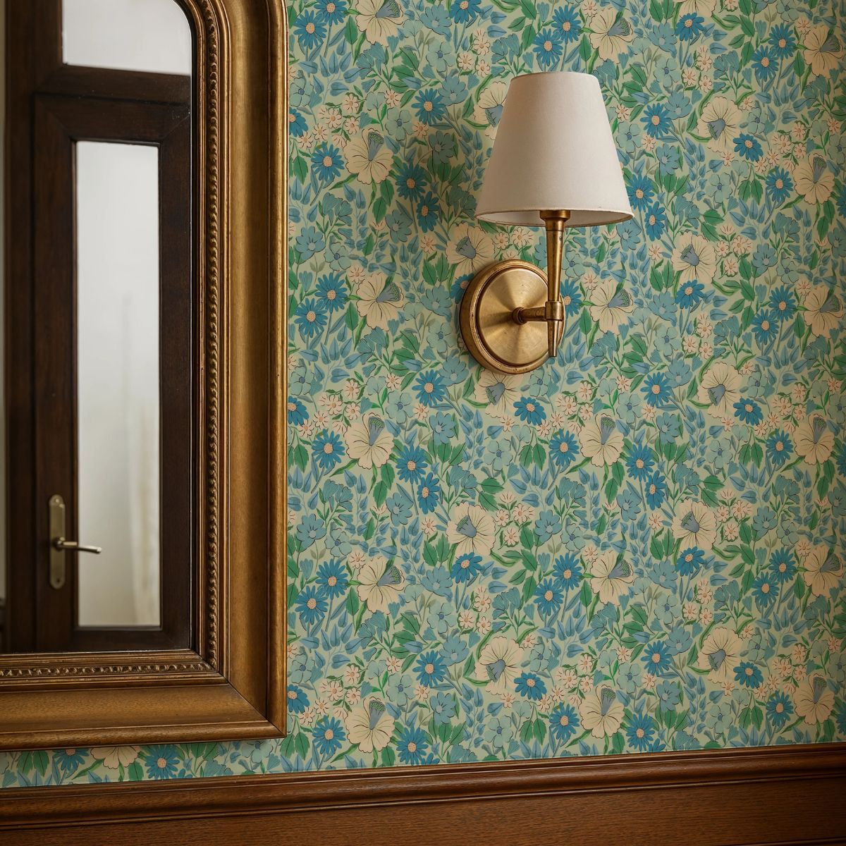 Bloom Sky behang van Summer Gray op een muur – botanisch bloemenmotief in lichte Sky-tinten