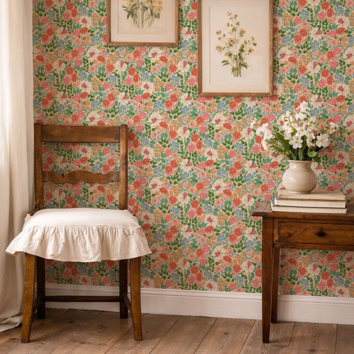 Bloom Sunblush vliesbehang Summer Gray op muur – frisse lentebloemen in warme roze tinten
