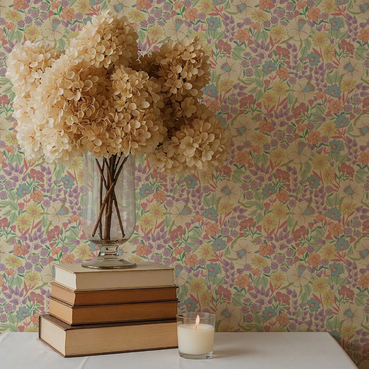 Bloom Violet vliesbehang Summer Gray in een dromerige slaapkamer met lila en nude tinten