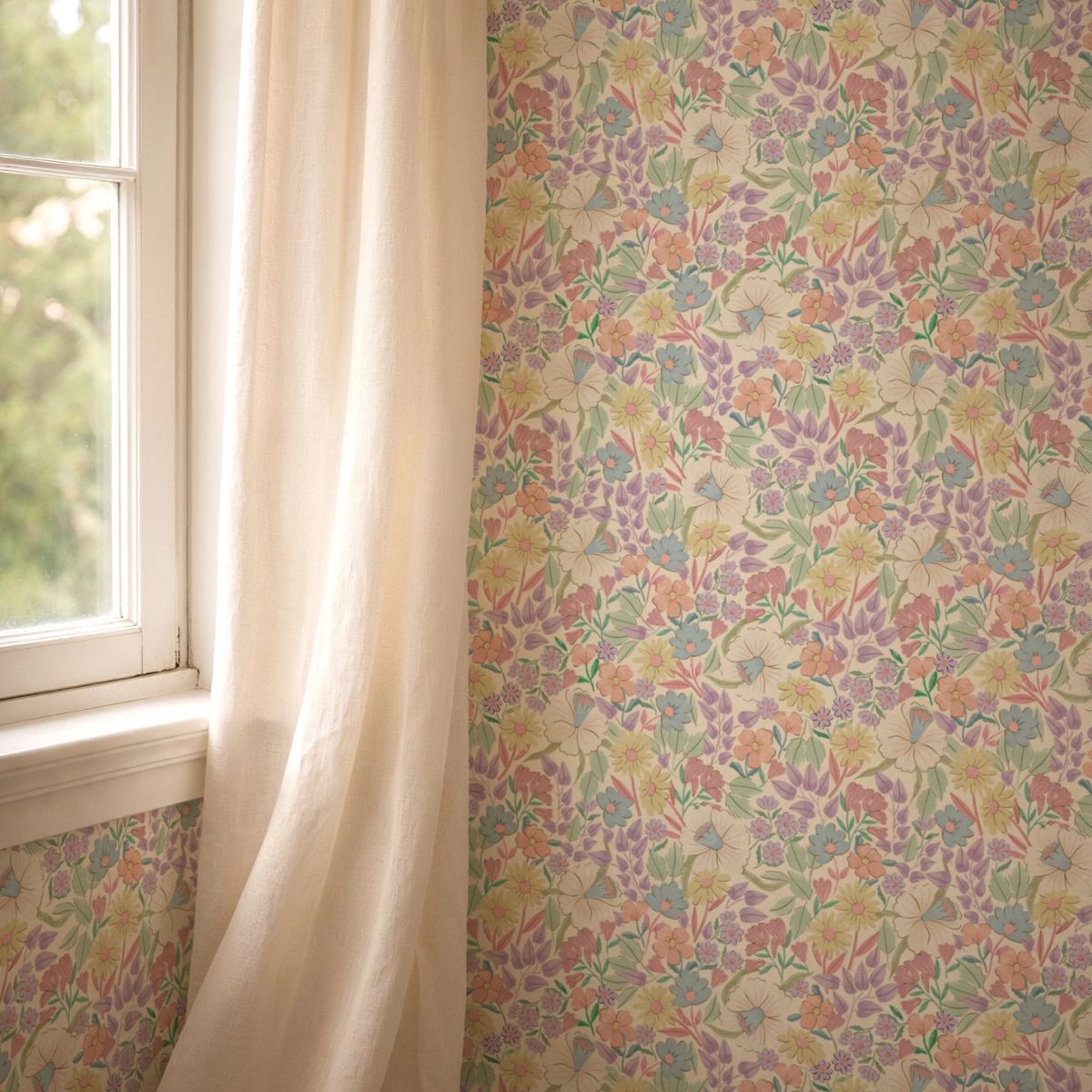 Detailopname Bloom Violet – handgetekend bloemenpatroon in zachte lila tinten van Summer Gray