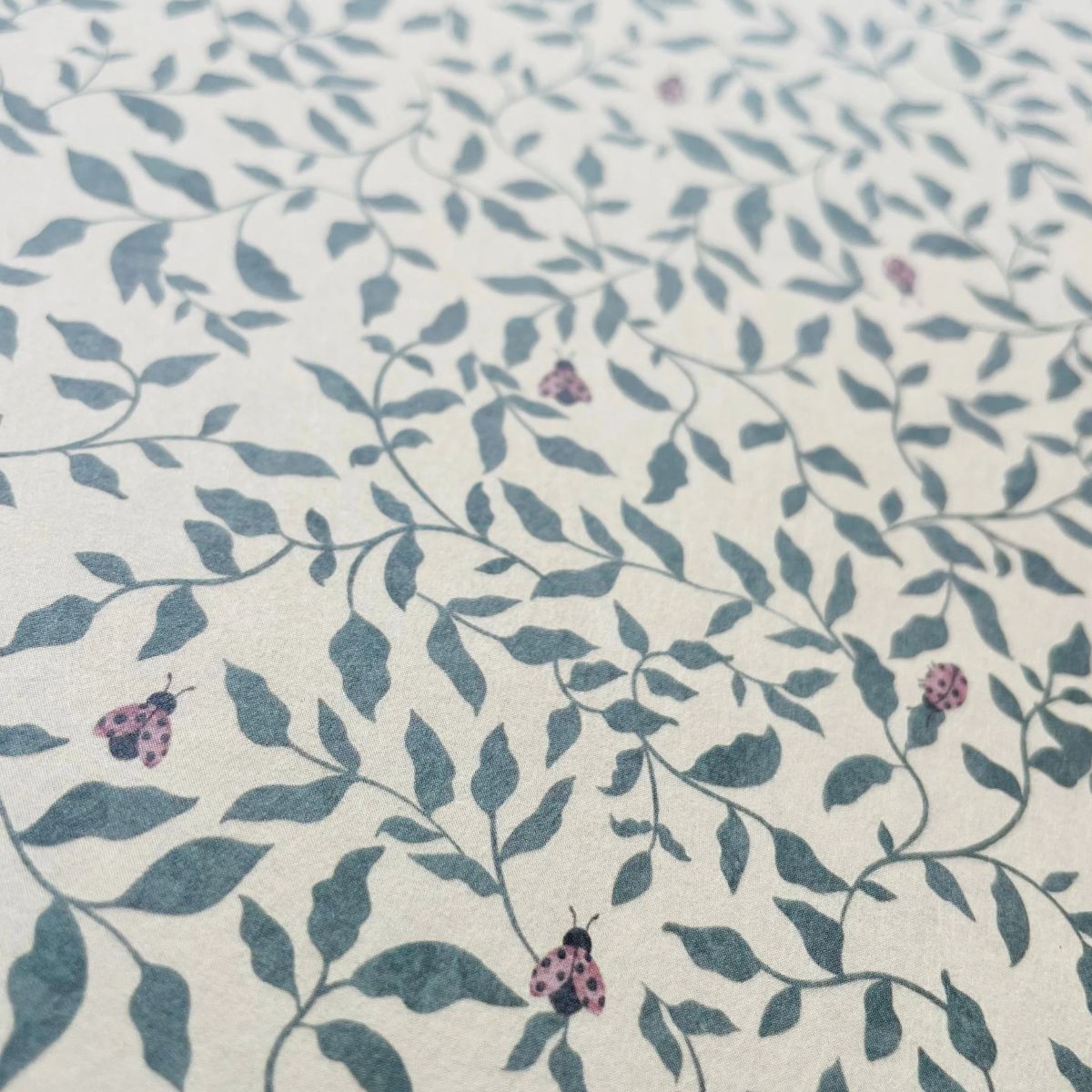 Patroon Ladybirds Admiral behang van Summer Gray – gedurfd en klassiek design door Lily Odette
