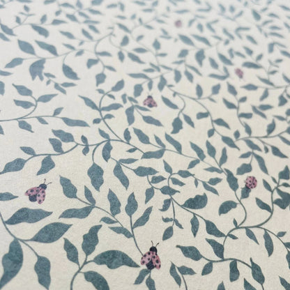 Patroon Ladybirds Admiral behang van Summer Gray – gedurfd en klassiek design door Lily Odette