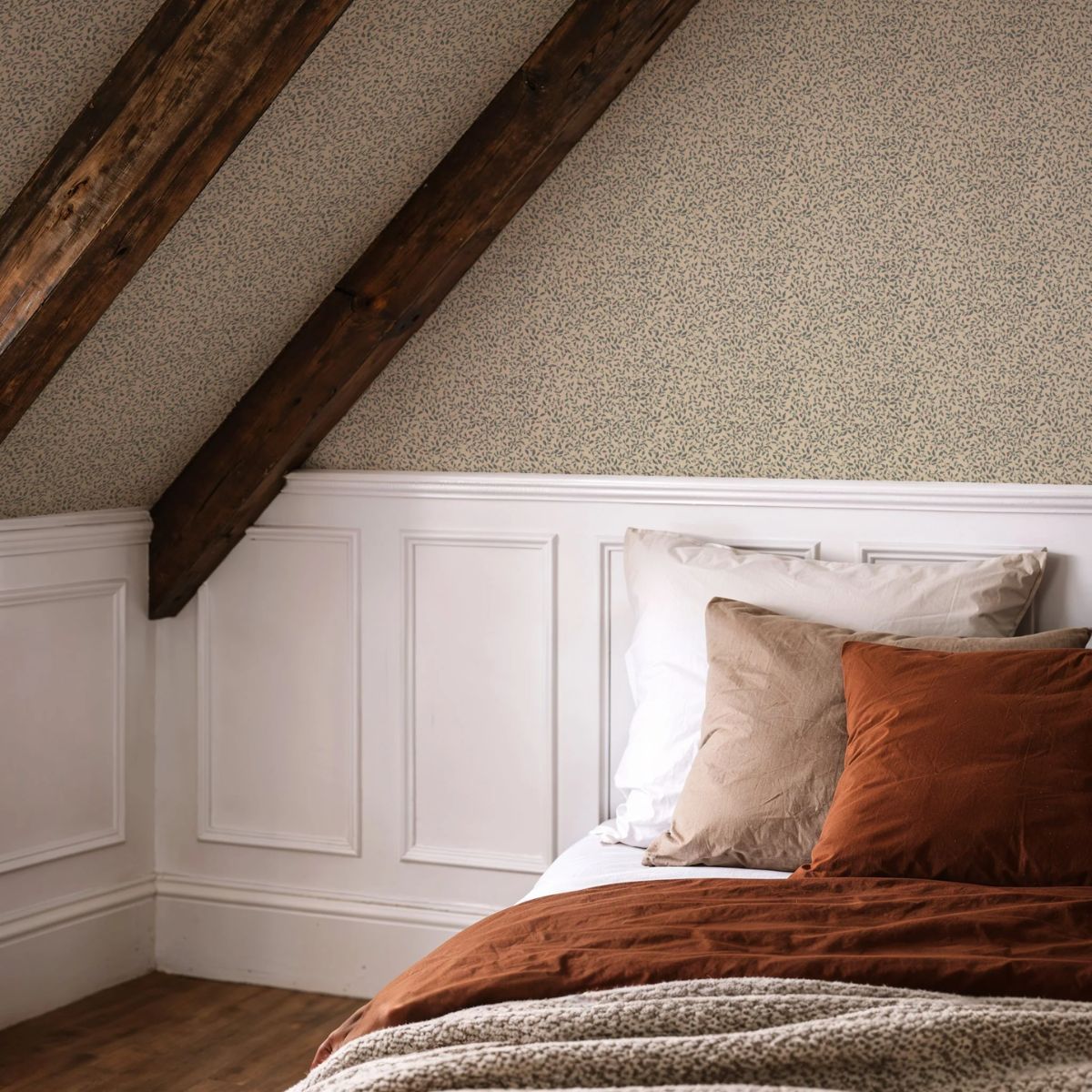 Ladybirds Admiral behang van Summer Gray op een muur – vrolijk lieveheersbeestjesmotief in Admiral tinten