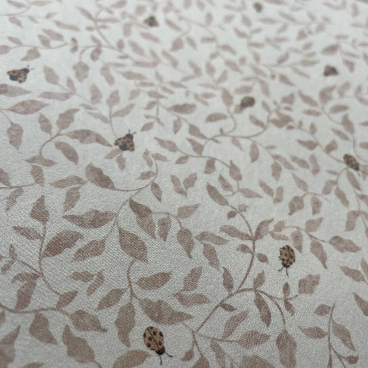 Interieur met Ladybirds Tera Pink behang van Summer Gray – speels en vrolijk design door Lily Odette