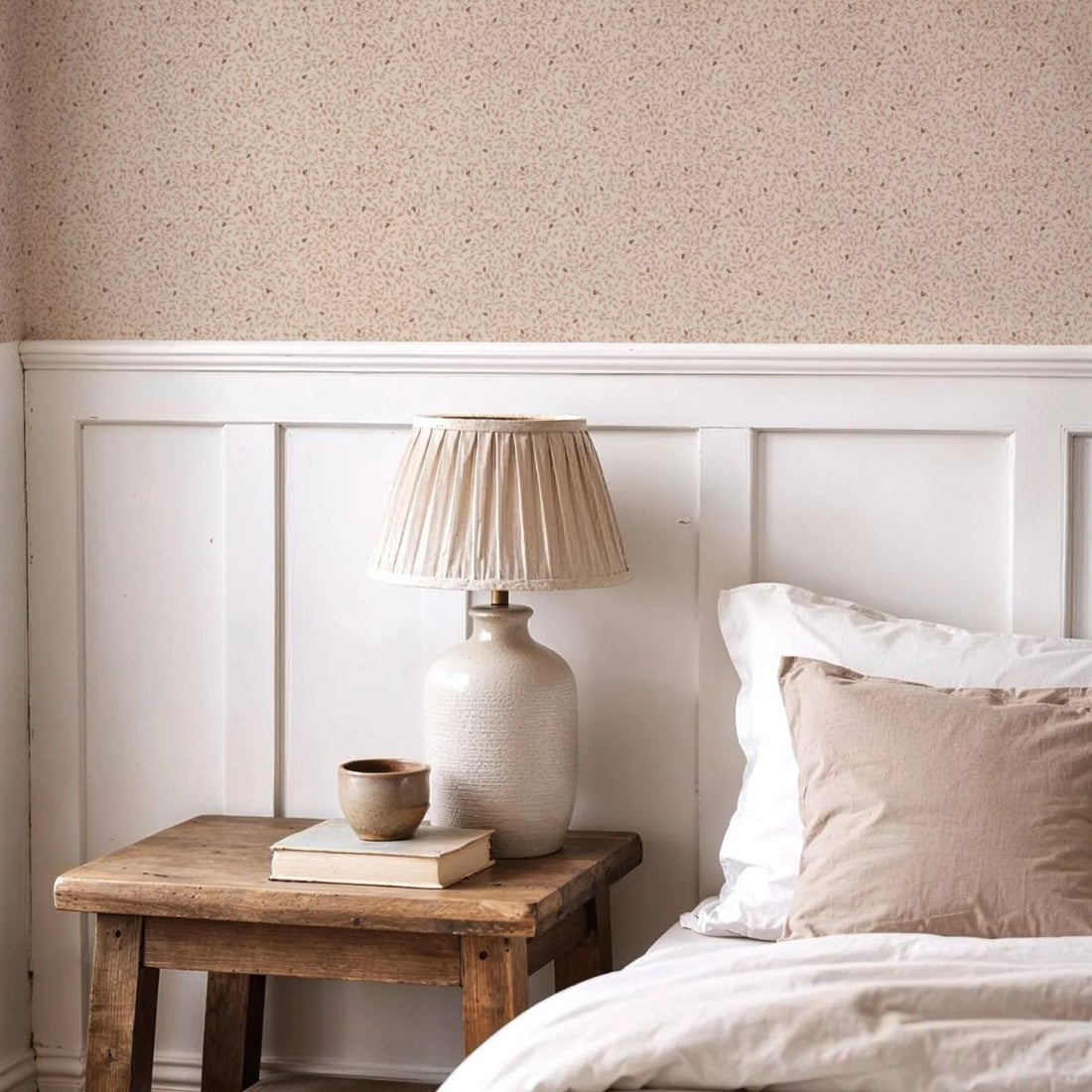 Ladybirds Tera Pink behang van Summer Gray op een muur – vrolijk lieveheersbeestjesmotief in Tera Pink tinten