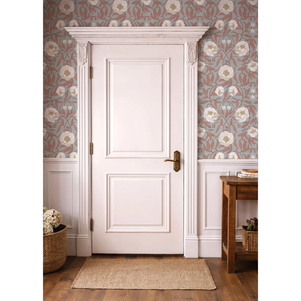 Peony Blue &amp; Brown bloemenbehang van Summer Gray boven een lichte lambrisering, rondom een klassieke deur