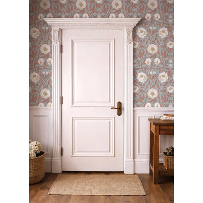 Peony Blue &amp; Brown bloemenbehang van Summer Gray boven een lichte lambrisering, rondom een klassieke deur