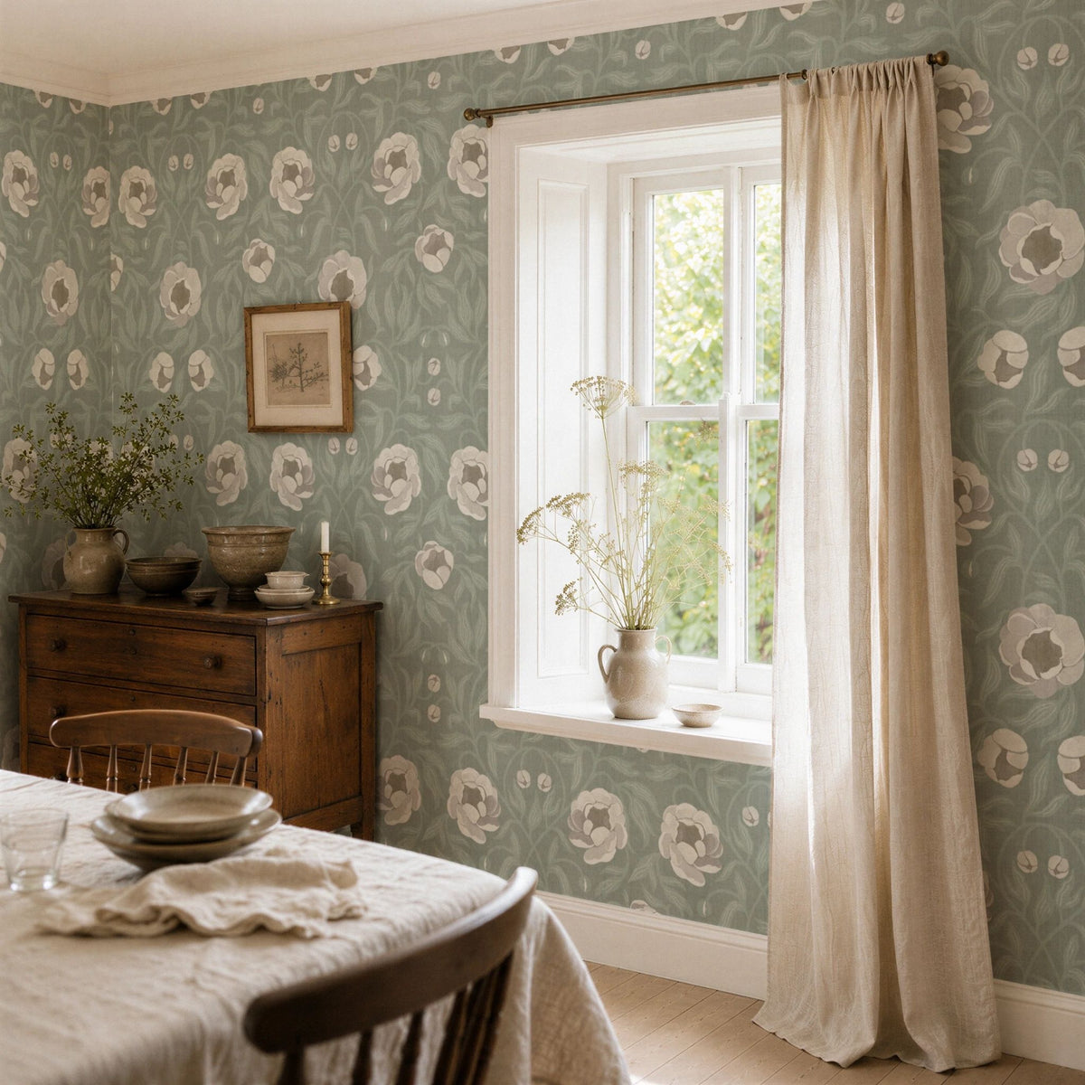 Peony Green behang van Summer Gray met bloemenpatroon toegepast in een landelijk interieur met romantische stijl, lichte gordijnen en een houten dressoir.