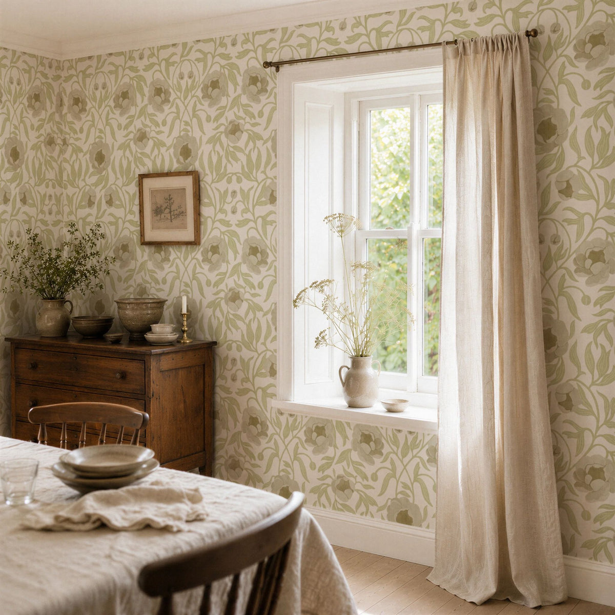 Peony Cream &amp; Green behang van Summer Gray met bloemenpatroon toegepast in een landelijk interieur met romantische stijl