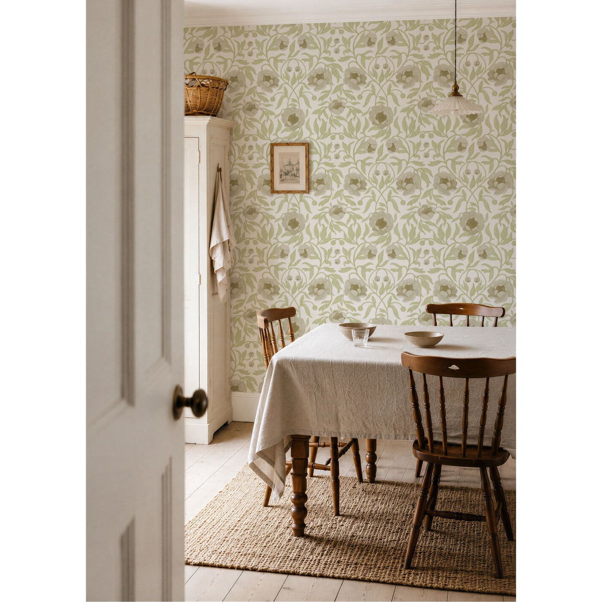 Interieur met Peony Cream &amp; Green bloemenbehang van Summer Gray in landelijke romantische stijl