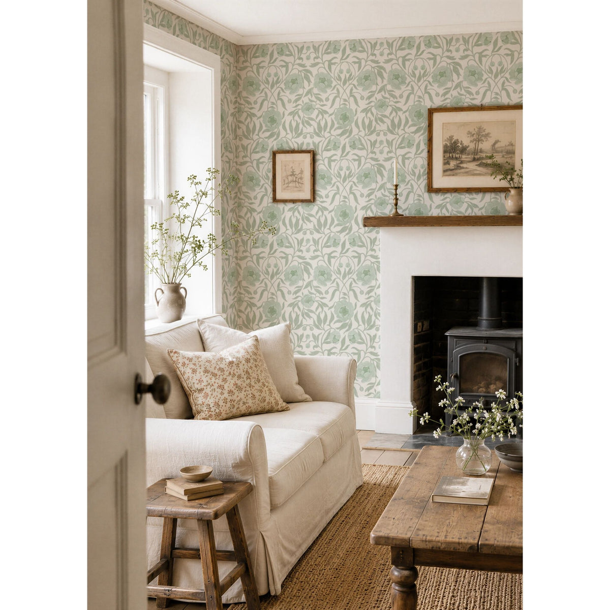 Summer Gray Peony White &amp; Green bloemenbehang in een woonkamer met een lichte bank, houten tafel en houtkachel