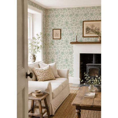 Summer Gray Peony White &amp; Green bloemenbehang in een woonkamer met een lichte bank, houten tafel en houtkachel